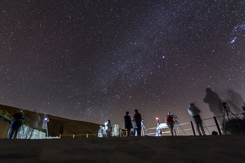 Vía Láctea con grupo de alumnos fotografiándola