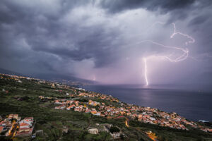 Rayo en la costa norte de Tenerife en la tormenta del 11-12-2013 - Vicente R. Bosch