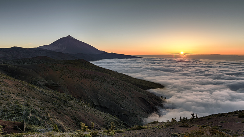 Mar de nubes y atardecer en el parque nacional del Teide