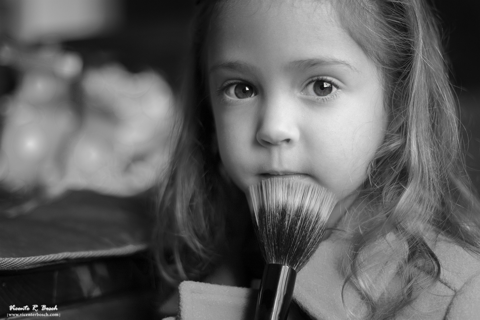 Niña con pincel - Fotografía de niños en Tenerife