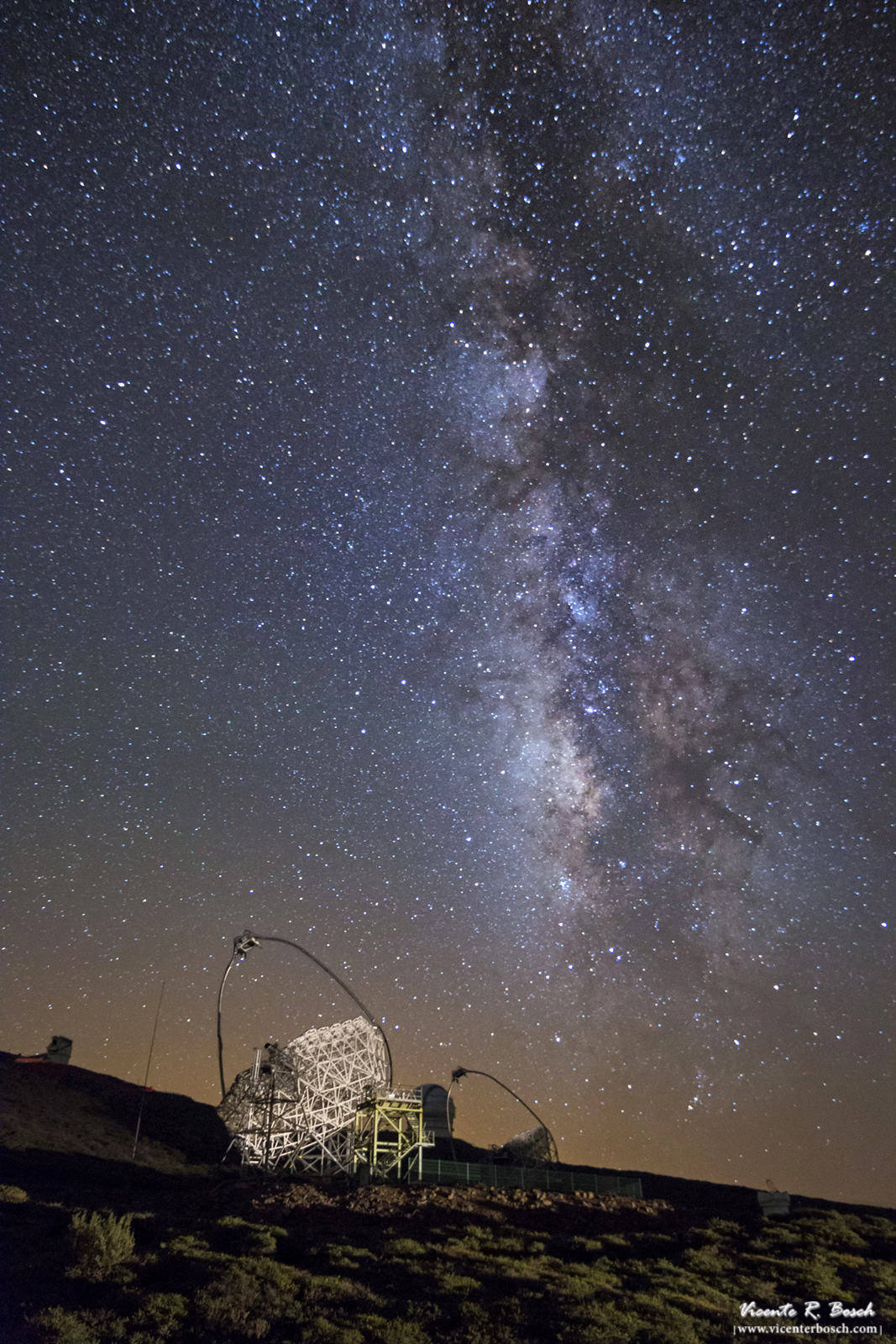 Cielo nocturno de Canarias. Vía Láctea y Magic Telescope en La Palma