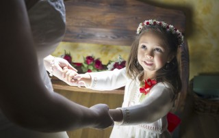 Daniela mirando a su madre - Boda en Tenerife