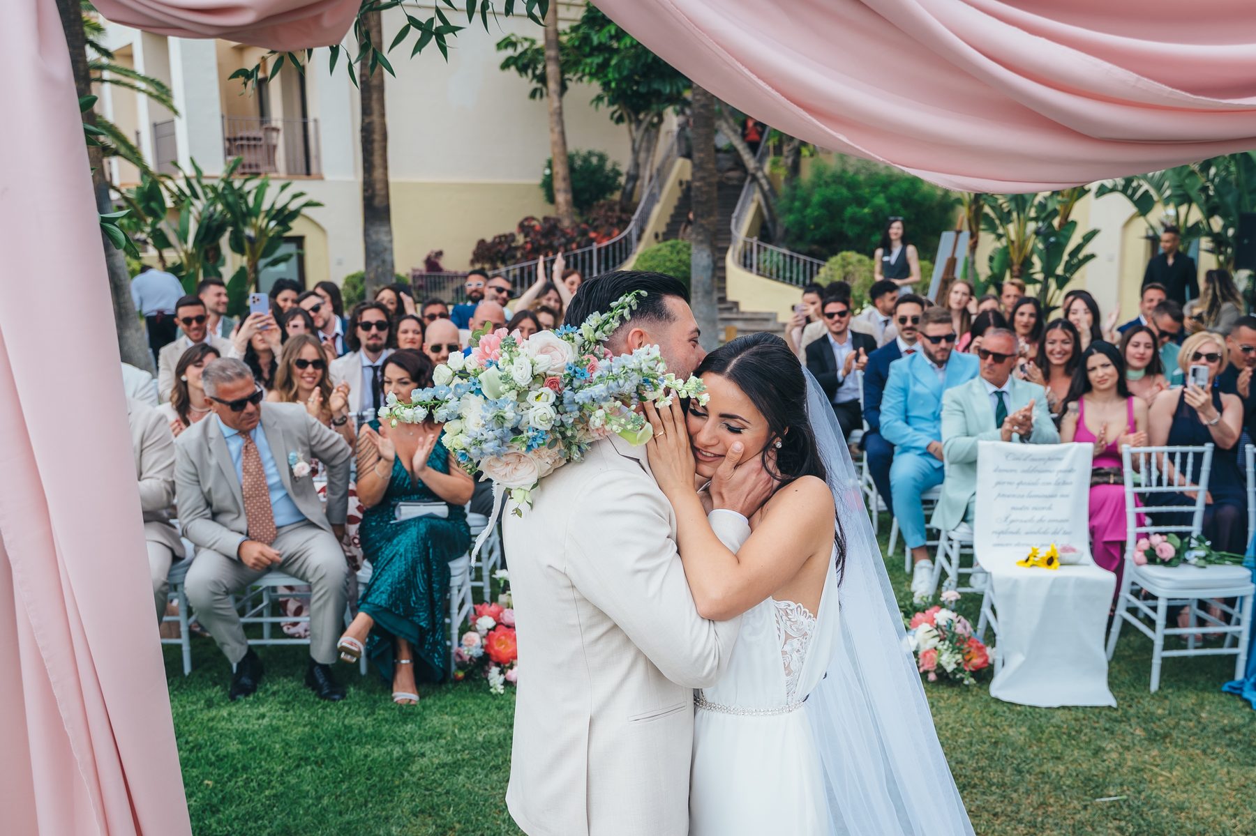Cómo trabajo: fotógrafo bodas en Tenerife 3 Natasha y Gabriele abrazándose tras darse el sí en su boda en Tenerife