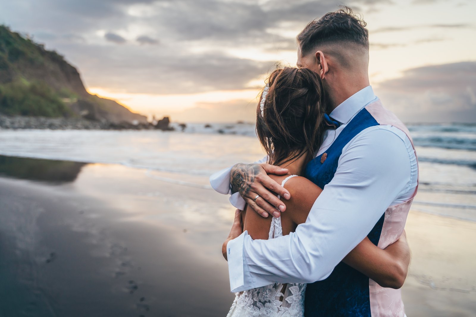 Postboda en Tenerife: Irina y David en Almáciga 24 Postboda en Tenerife: Irina y David en el abrazo final frente al mar en Almáciga