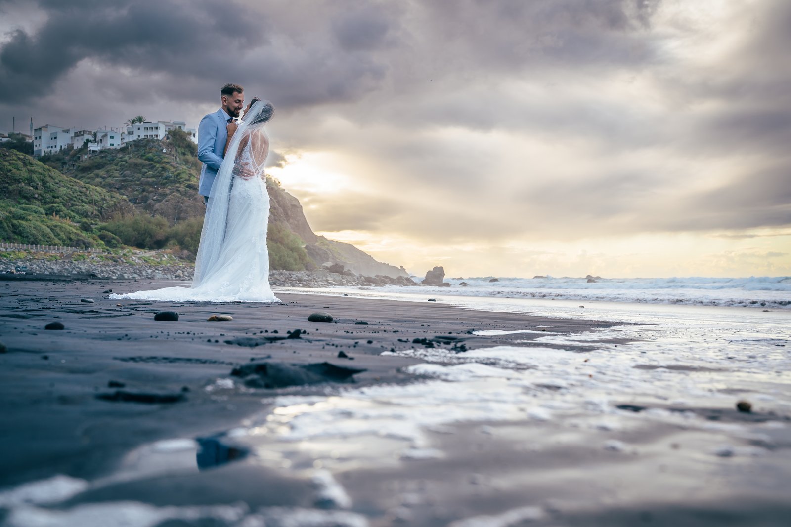 Postboda en Tenerife: Irina y David en Almáciga 23 Postboda en Tenerife: Irina y David besándose en la arena negra al atardecer sobre el mar