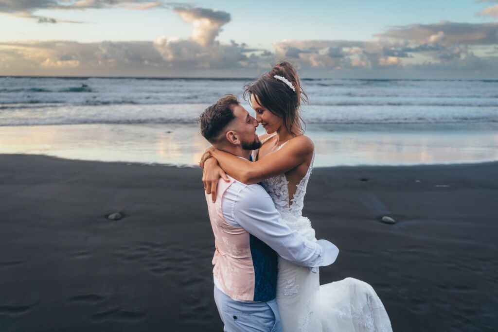 Postboda en Tenerife: Irina y David en Almáciga 8 Postboda en Tenerife: Irina y David con las cabezas juntas frente al mar