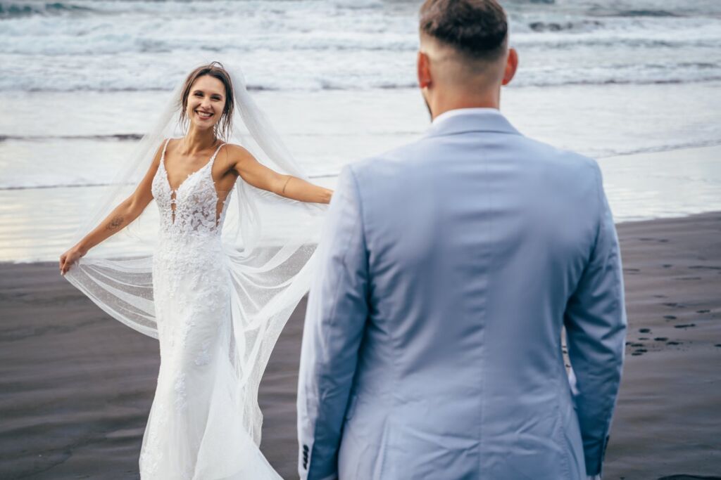 Postboda en Tenerife: Irina y David en Almáciga 19 Postboda en Tenerife: Irina y David encontrándose con el velo en la playa de Almáciga