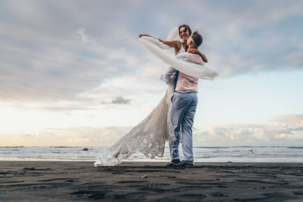 Postboda en Tenerife: Irina y David en Almáciga 16 Postboda en Tenerife: David haciendo girar a Irina con el velo y el vestido ondeando al atardecer