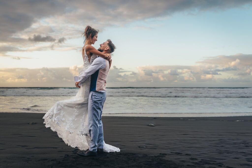 Postboda en Tenerife: Irina y David en Almáciga 17 Postboda en Tenerife: David levantando a Irina entre risas en la playa de Almáciga