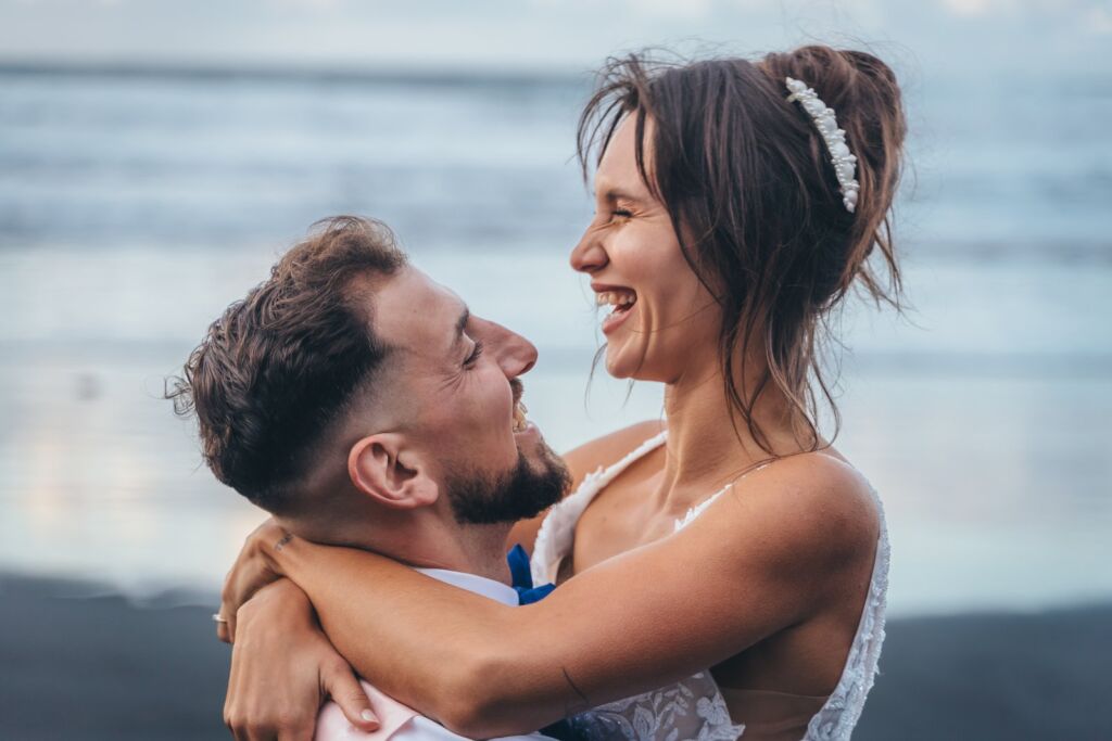 Postboda en Tenerife: Irina y David en Almáciga 7 Postboda en Tenerife: Irina riendo con los brazos alrededor del cuello de David