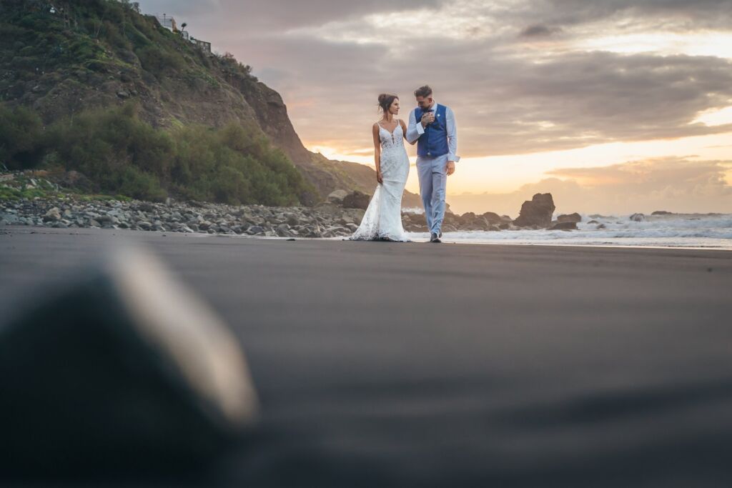 Postboda en Tenerife: Irina y David en Almáciga 13 Postboda en Tenerife: Irina y David paseando por la arena negra de Almáciga al atardecer