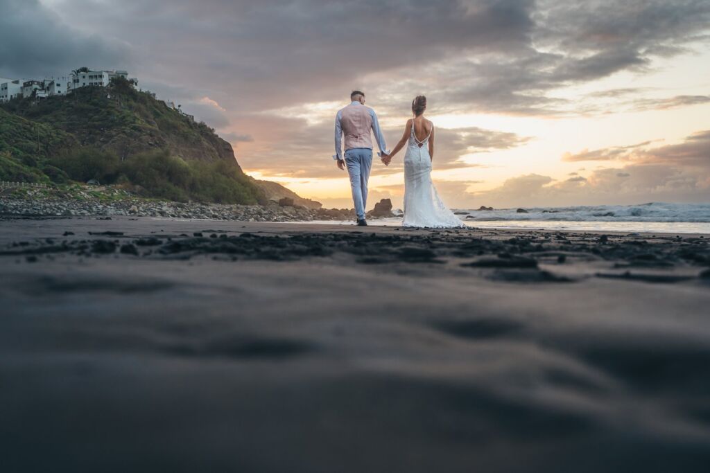 Postboda en Tenerife: Irina y David en Almáciga 12 Postboda en Tenerife: Irina y David caminando de la mano por la arena negra de Almáciga al atardecer