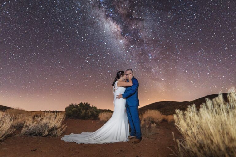 Cómo trabajo: fotógrafo bodas en Tenerife 29 Novios besándose bajo el núcleo brillante de la Vía Láctea durante su sesión nocturna de postboda en Tenerife