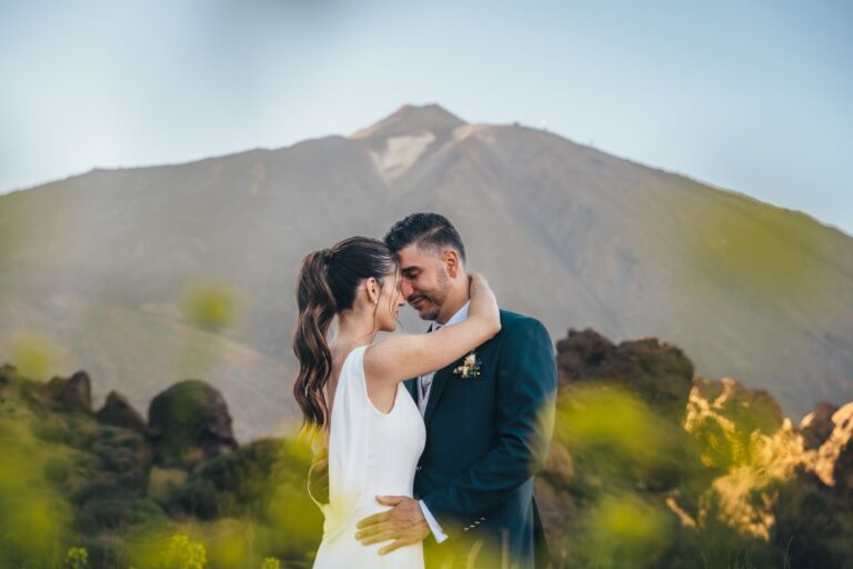 Cómo trabajo: fotógrafo bodas en Tenerife 14 Novios abrazados frente a frente, con los ojos cerrados y el pico del Teide desenfocado al fondo, durante su sesión de postboda en Tenerife