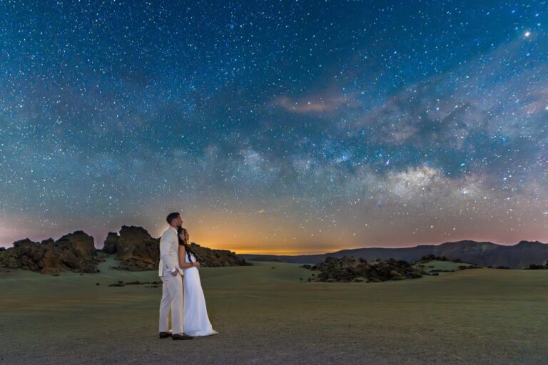 Cómo trabajo: fotógrafo bodas en Tenerife 30 Pareja de novios bajo la Vía Láctea en el Parque Nacional del Teide durante su sesión nocturna de postboda en Tenerife