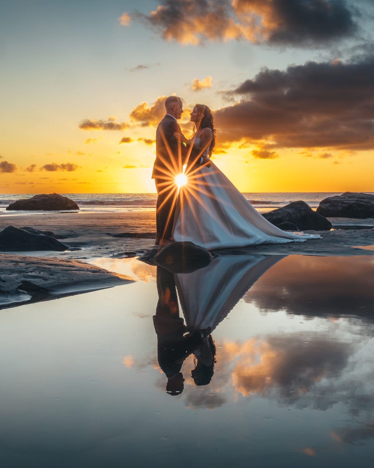 Cómo trabajo: fotógrafo bodas en Tenerife 6 Postboda artística en la playa de Benijo, Anaga (Tenerife): pareja al atardecer