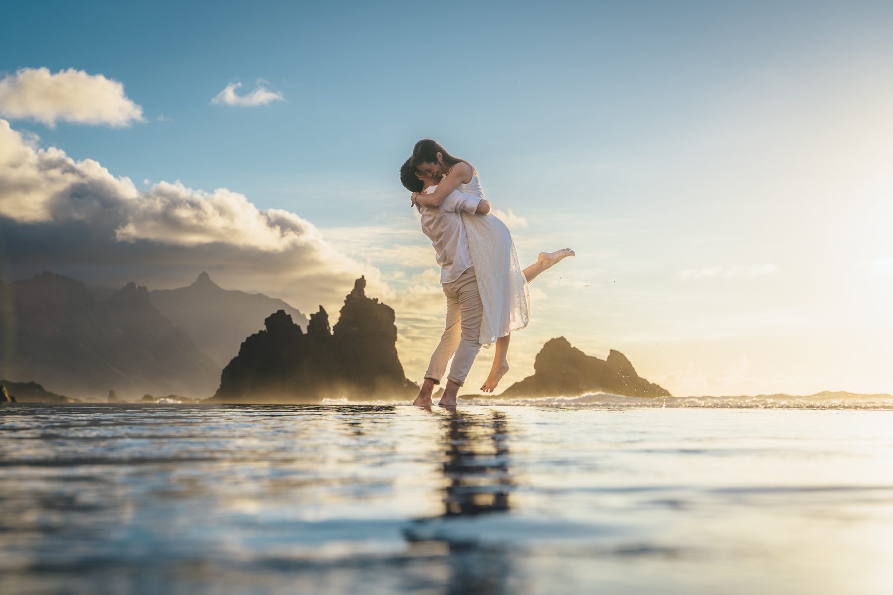 Cómo trabajo: fotógrafo bodas en Tenerife 4 Pareja en su sesión de preboda en la playa de Benijo, en Tenerife