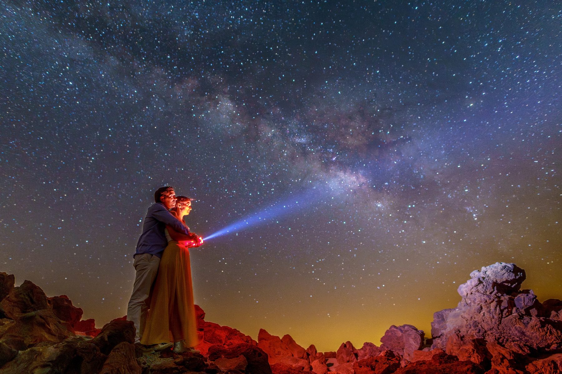 Sesión nocturna en el Teide 6 La pareja apunta con una linterna hacia la Vía Láctea entre las rocas del Teide