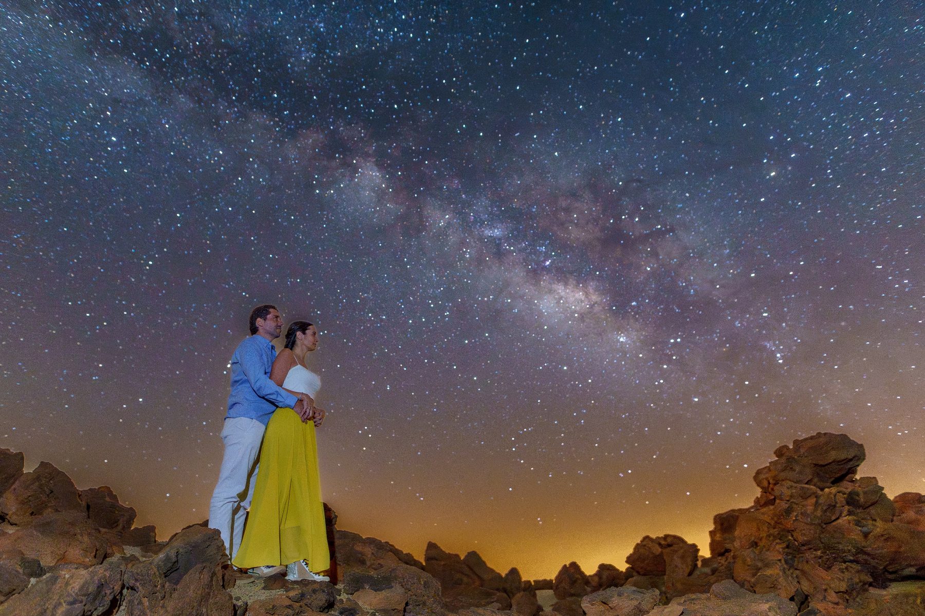 Sesión nocturna en el Teide 3 Pareja abrazada de perfil sobre las rocas del Teide con la Vía Láctea al fondo