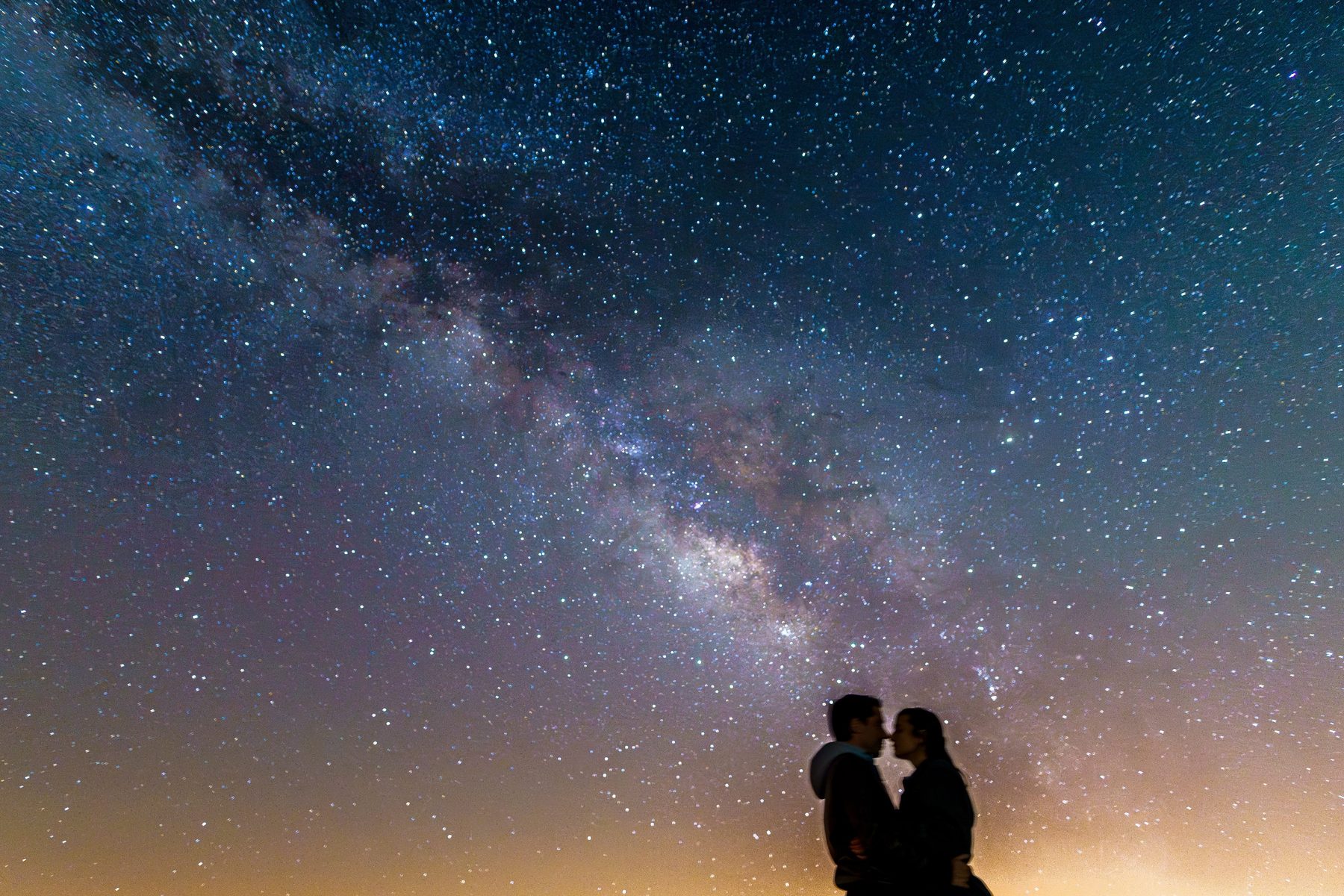 Sesión nocturna en el Teide 5 Silueta de la pareja besándose bajo la diagonal de la Vía Láctea