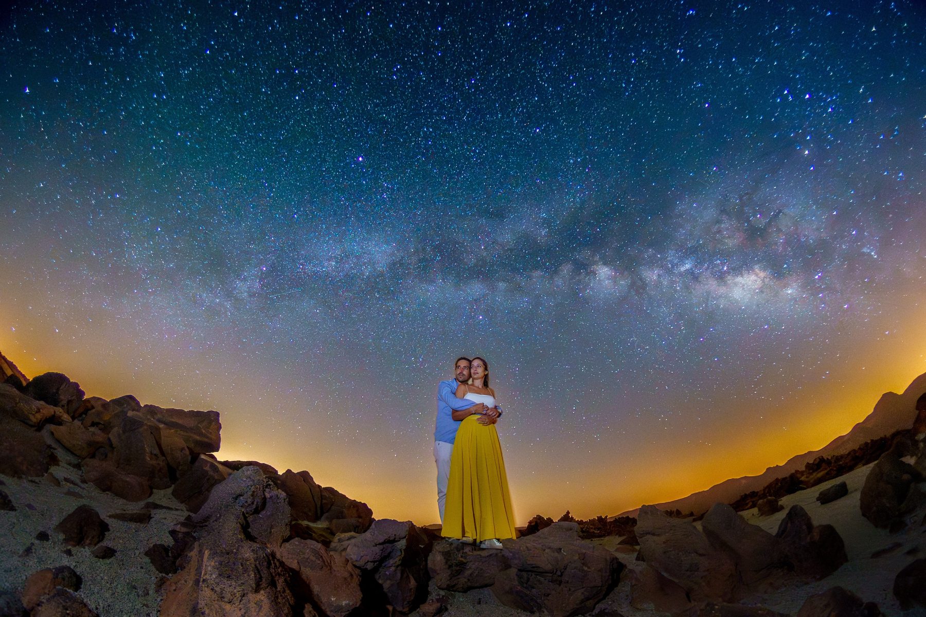 Sesión nocturna en el Teide 1 Pareja abrazada bajo el arco de la Vía Láctea en el Parque Nacional del Teide