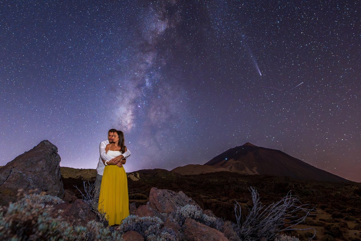 Sesión de fotos en Tenerife 3 Sesión de fotos en Tenerife: pareja abrazada bajo la Vía Láctea en el Teide, con el cono del Teide al fondo