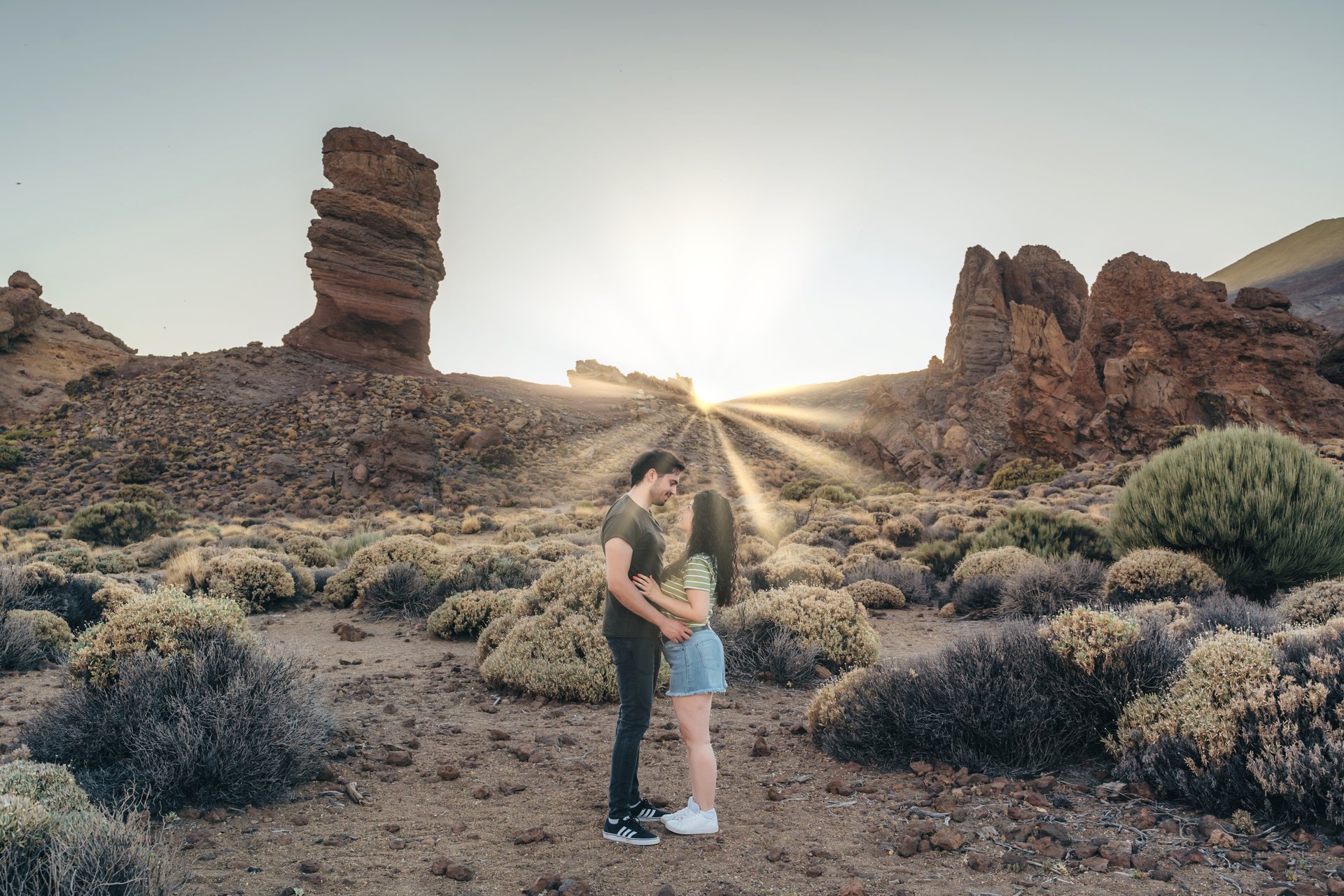 Sesión de fotos en Tenerife 4 Sesión de fotos en Tenerife: pareja abrazándose al atardecer en el Teide, con el Roque Cinchado al fondo