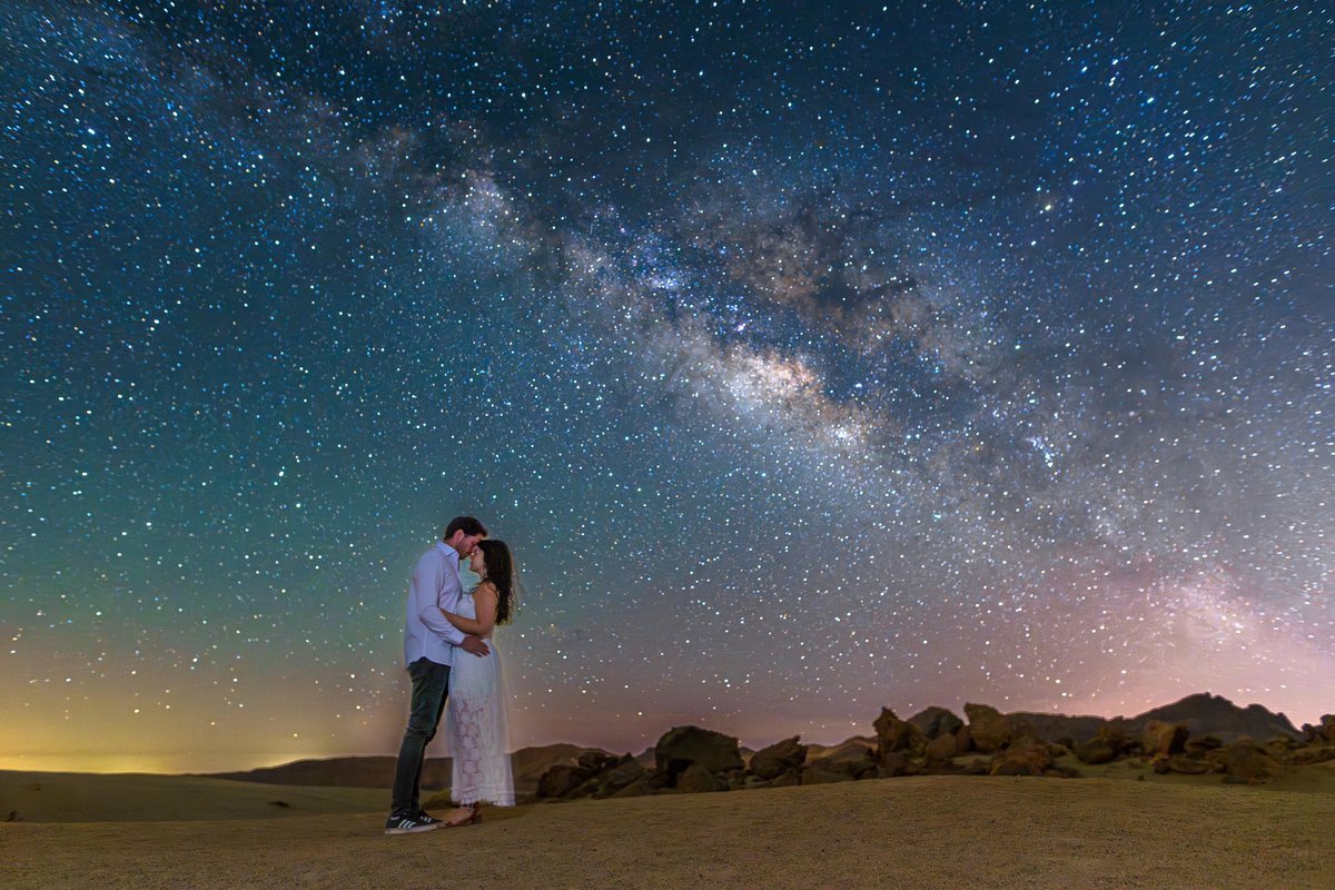 Sesión de fotos en Tenerife 1 Sesión de fotos en Tenerife: pareja besándose bajo la Vía Láctea en el Teide